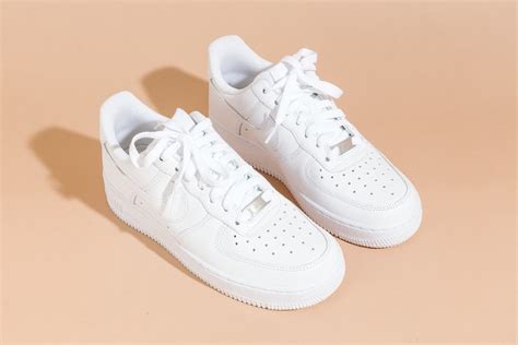 white sneakers unisex.